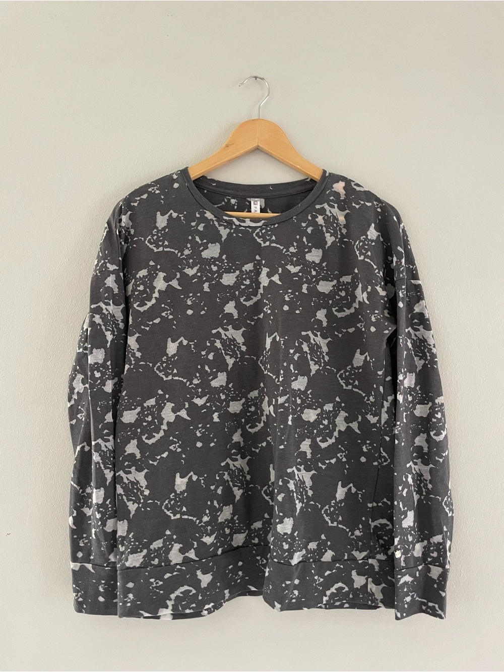 Fabletics Black & Gray Splatter Pullover Crewneck Sweater